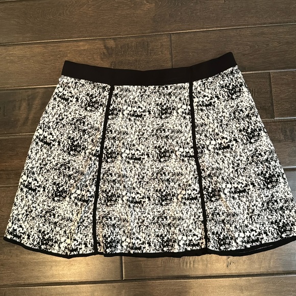 Ann Taylor Dresses & Skirts - ❤️3/$30 Ann Taylor Black and White Skirt